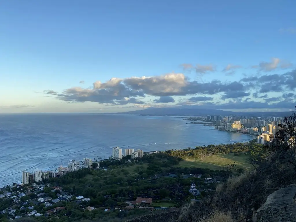 Panoramic view from the top of Diamond Head State Monument overlooking Oʻahu coastline, Waikīkī, and the Pacific Ocean.